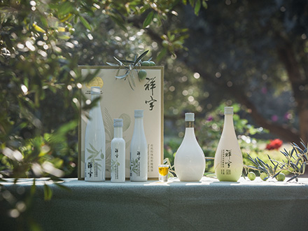 祥宇特級(jí)初榨橄欖油，純手工采摘、精選優(yōu)質(zhì)油橄欖鮮果，用意大利貝亞雷斯全自動(dòng)設(shè)備物理冷榨工藝，在鮮果采摘后8小時(shí)內(nèi)限時(shí)鮮榨而成。
